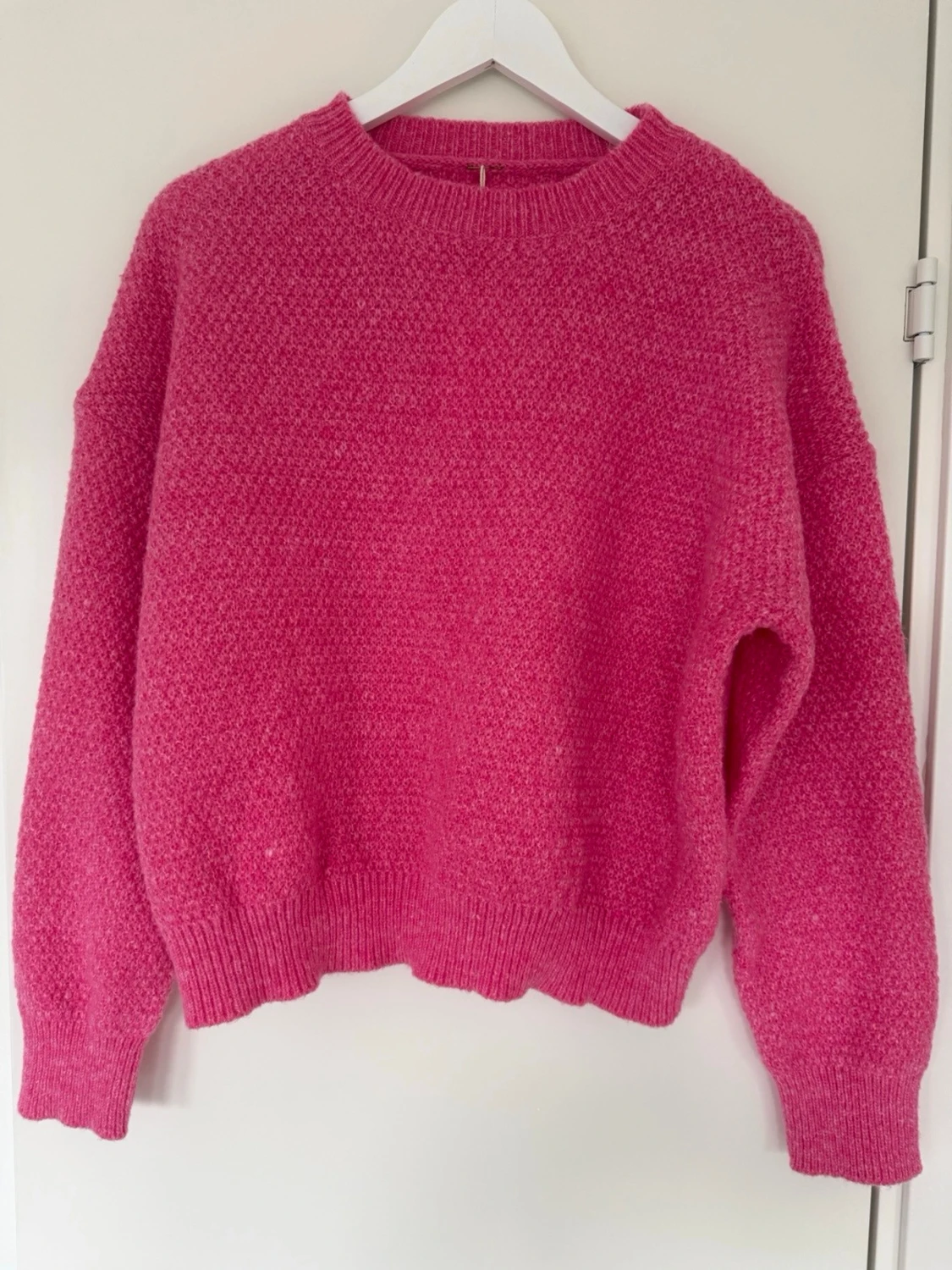 Rosa stickad tröja i oversized modell