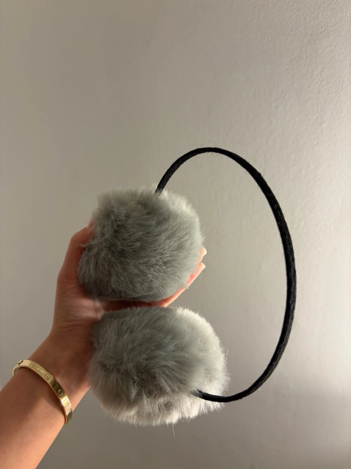 Grå fluffiga öronmuffar