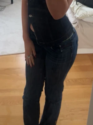 Lågmidjade jeans  - Säljer dessa jätte snygga vintage jeansen. Tyvär lossnade en av de två knapparna nästan direkt efter jag fick dem, men har använts flertal gånger efter då jag aldrig haft sånna snygga jeans innan, märket är okänt men alltså så snygga. Sitter som XS/S