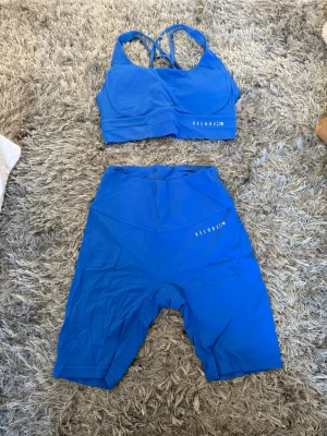 Relode Träningsset  - Klarblått Träningsset från Relode i väldigt bra skick! Båda delarna är i storlek M i bra och stretchigt träningsmaterial!