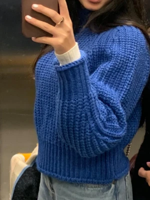 Blå stickad tröja  - Säljer min blå stickade tröja som inte kommer till användning eftersom jag inte är så mycket för färger. Använd ca 3 gånger, inga defekter. Hör av er om ni vill se fler bilder :) S men passar som Xs också.