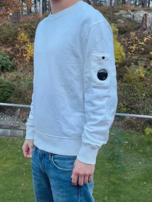 C.P. company tröja  - Säljer en vit C.P.company tröja.                                          Pris kan diskuteras vid snabb affär 