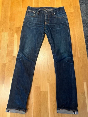 Selvedge Nudie Grim Tim - Snygga selvedge Nudie Grim Tim jeans i storlek 32/36 men är mer lik 34 längd. Sjukt snygga fades och helt perfekt skick.