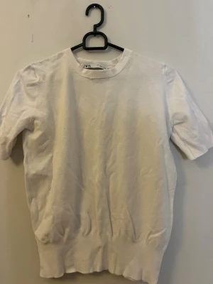 Vit kortärmad topp från Zara - En enkel vit topp från Zara med rund halsringning och korta ärmar. (Ej struken)