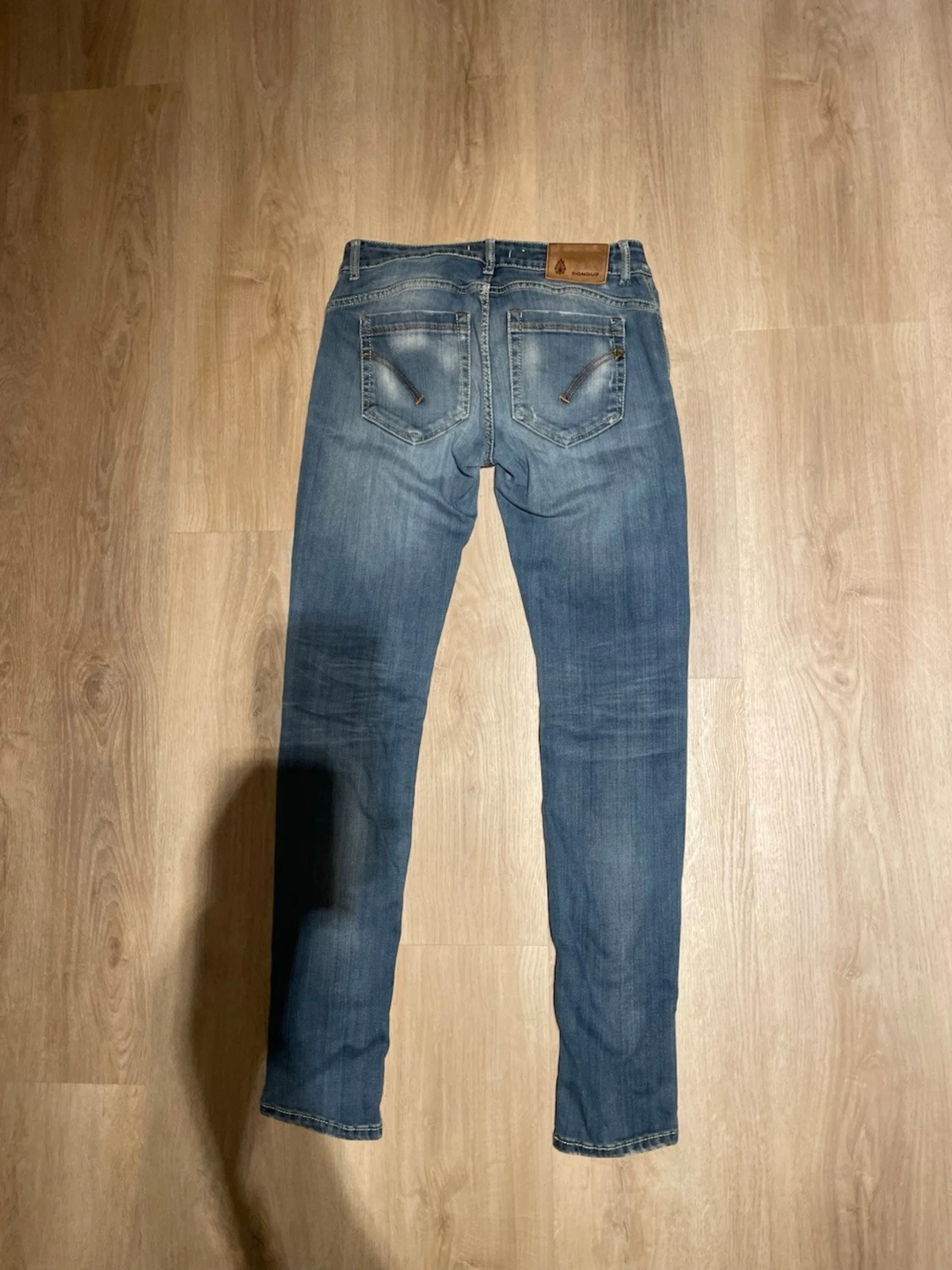 Blå slim fit jeans med slitningar - 1