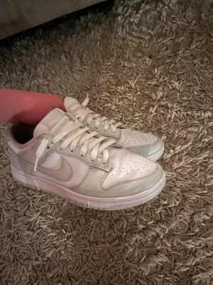 Vita Nike Dunk Low sneakers - Säljer ett par Nike dunk Grey fog, Har använts en gång inte mer än så, skriv vid minsta tanke!