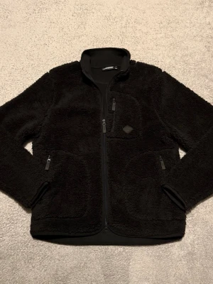 J.Lindeberg fleecejacka - Säljer nu denna riktigt snygga J.Lindeberg fleecejacka. Perfekt till våren! Jackan är i storlek M och är i mycket bra skick! Nypris: ca 3000kr. Hör av er!