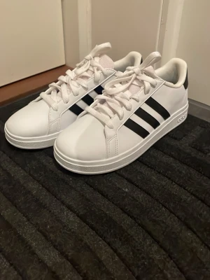 Adidas sneakers Helt nya - Helt nya. Aldrig använda. Storlek 35 1/2. Köptes för ca 800 om jag inte minns fel