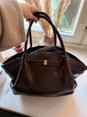 Väska - Supersnygg väska, perfekt mellan storlek! Använd ca 3 gånger, bra skick!💗