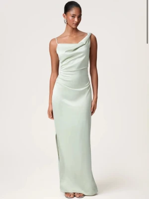 Adoore satinklänning - Säljer denna fina mintgröna satinklänning från Adoore pga jag inte hittar tillfälle att använda den. Har använt en gång, väldigt bra skicka, som ny. Nypris: 1595kr. Är 168