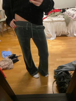 Mörkgröna mjukisbyxor med snörning - Säljer ett par så sköna  mörkgröna mjukisbyxor från juicy coutoure 🫰