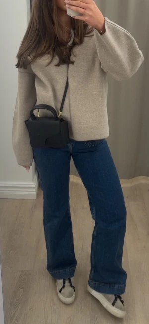 Mörkblå bootcut jeans - Säljer dom populära jeansen från Gina tricot med fickor framtill. Endast använda en gång 