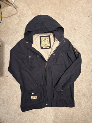 Morris field jacka - Lite schystare Morris field jacka som är perfekt nu till våren och sommaren. Jackan är i fint skick och har endast mindre defekter. Vid frågor är det bara att höra av sig och priset kanske kan gå att diskutera!