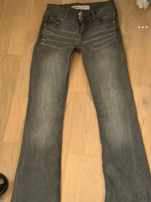 Grå bootcut jeans med slitningar - Säljer ett par grå bootcut jeans med snygga slitningar och ljus tvätt. 🩶🤍🩶 sista bilen är från internet men tog den för att visa hur de (typ) sitter på, de är för små för mig😙