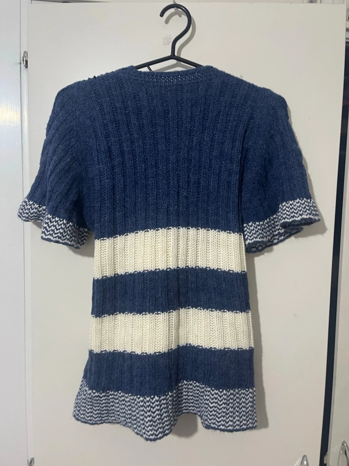 Blåvit stickad kofta med knappar och bälte - 4