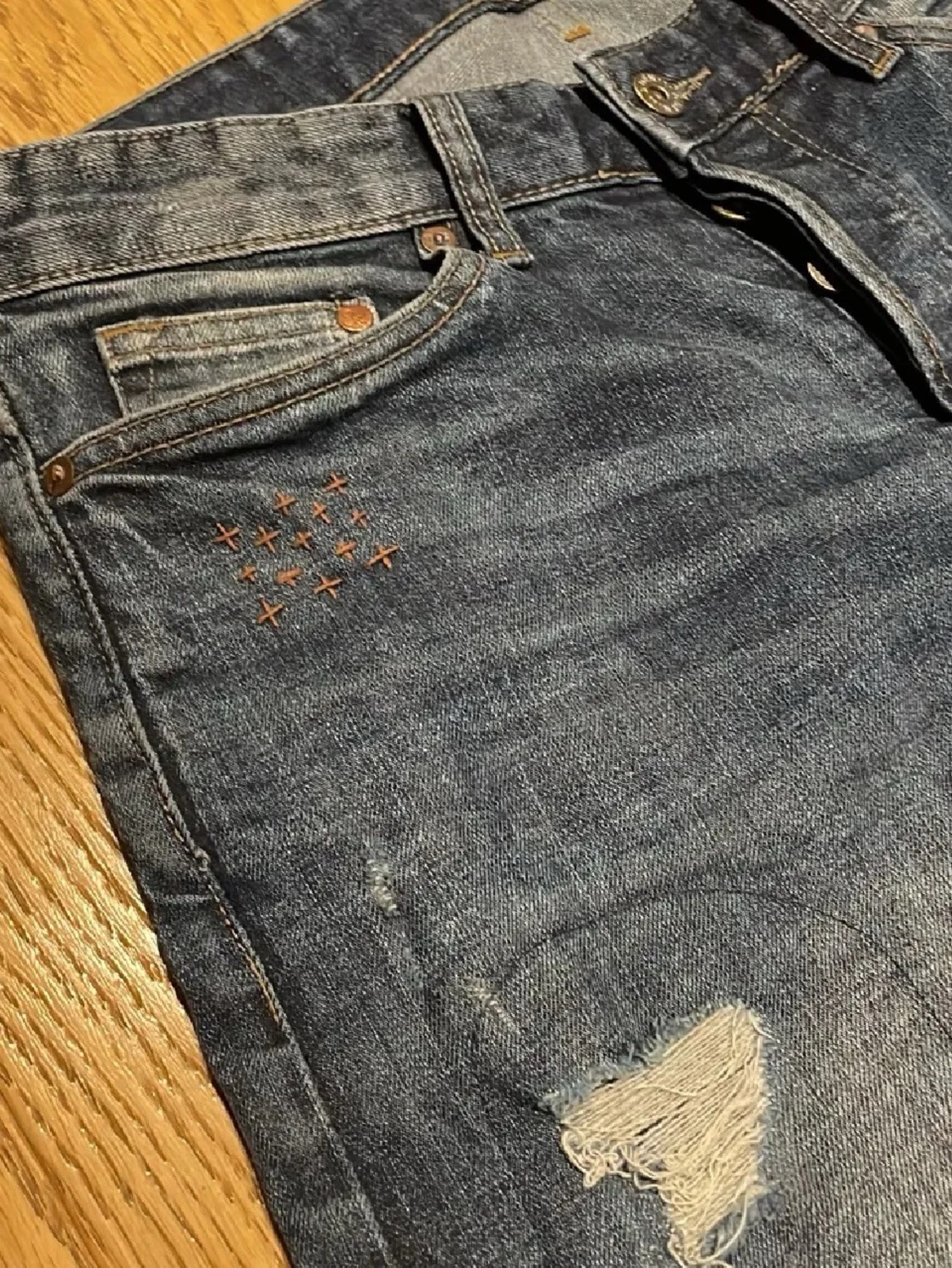 Blå slitna jeans med hål - 2