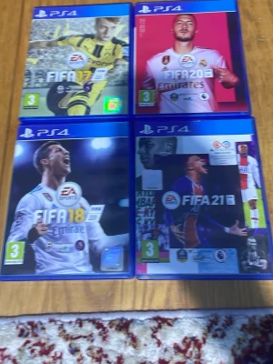 FIFA 17-21 PS4 spelpaket - Jag säljer 4 FIFA spel fifa 17, fifa 18, fifa 20 och fifa 21 en kostar 70 om du vill ha alla då blir det 200