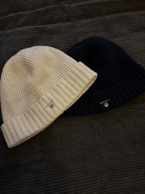 Mössor från Gant - Säljer tvp mössor från Gant! Inga defekter! Säljer de som två pack men kan köpas ifall den önskas som enkilt också! Skriv till mig vid minsta fundering 😁/Gustav ✌️