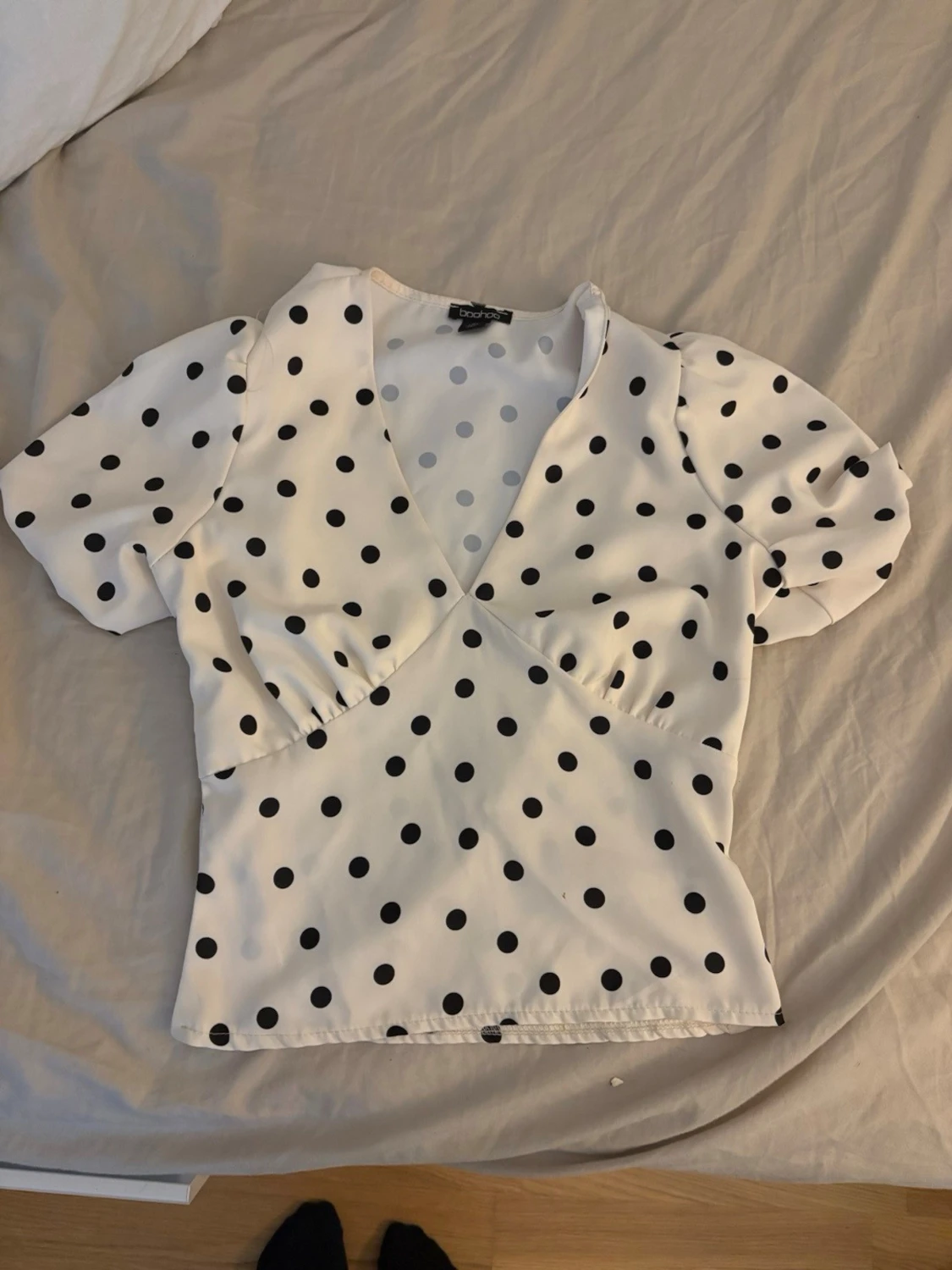 Vit prickig blus med v-ringning - 1