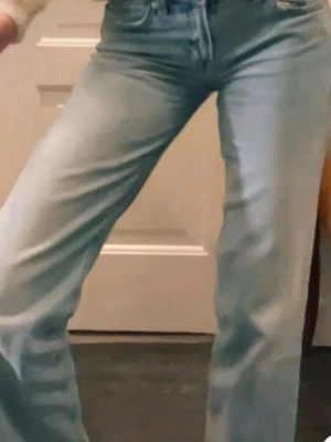 Baggy/loose jeans lågmidjade - Baggy/loose jeans lågmidjade ljusblåa storlek xs (34) från zara