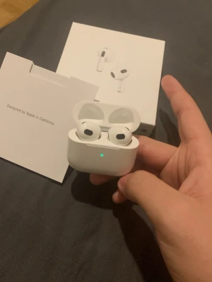 Airpods 3 - ‼️MEDELA INNAN KÖP‼️       Airpods 3, testade en gång så öppnat paket men annars helt nya, connectar som riktiga 