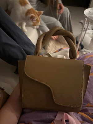 Brun handväska från ATP Atelier - Snygg brun  handväska från ATP Atelier i slätt läder.  Bra skick men lite slitningar men inget man tänker på. Nypris runt 4000kr