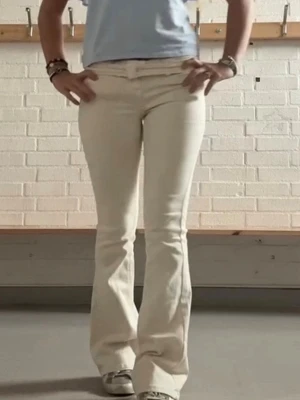 beiga jeans - skit snygga beiga utsvängda jeans 💕 storlek s och längd 32