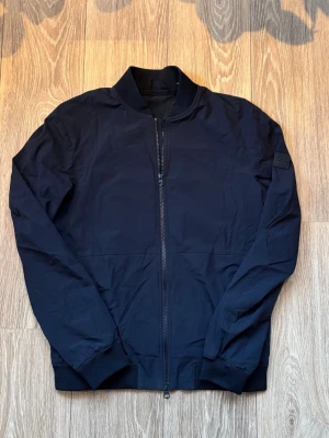 J.Lindberg jacka - Hej! Säljer nu denna skit snygga jackan från j.lindberg. Perfekt nu för våren och funkar även under vintertider! Ny pris är cirka 4000 kr. Mitt pris 999 kr! Kom gärna med bud:) Vid minsta lilla fundering är de bara att höra av sig!