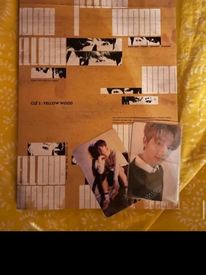Stray Kids Clé 2: Yellow Wood album - Säljer Stray Kids specialalbum Clé 2: Yellow Wood. Albumet har ett gult och svart omslag med grafiska detaljer och inkluderar fotobok samt två photocard med medlemmar. Perfekt för dig som samlar på K-pop merch eller älskar Stray Kids.
