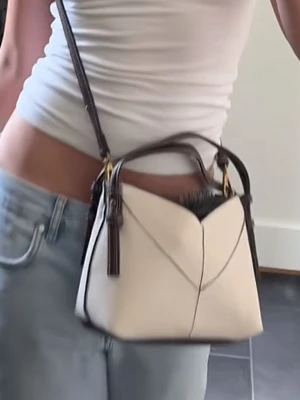 Liten väska - Köpt från zara, en liten brun ”plånbok” ingår 🩷