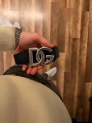 Bälta svart läder - 105 DG bälte nästan hel oanvänd 