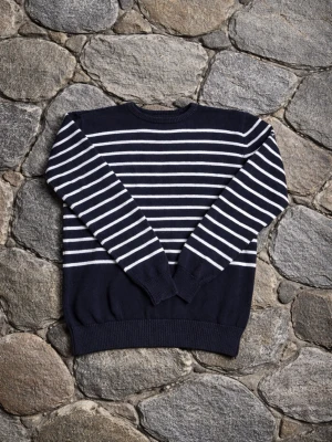 Riktigt snygg Marinblå randig stickad tröja  - Tja! Säljer denna riktigt snygga stickade tröjan, storlek XL men är egentligen S-M | Längd: 67 cm bredd: 48 cm. Pris kan absolut diskuteras!