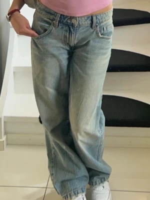 Low waist jeans! - Säljer ett par low waist baggy/ straight jeans från Cotton on! De är i storlek W27. Jag är 1,60m💗