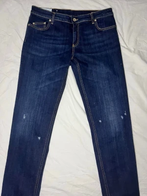 Dondup Bakony jeans – Made in Italy 🇮🇹 - Strl 32 | Slim fit  Snygga mörkblå Dondup-jeans i modellen Bakony. Italiensk premiumdenim med grym passform. Säljs billigt för snabb affär.  ✔️ Original ✔️ Made in Italy ✔️ Slim fit ✔️ Stretch ✔️ Bra begagnat skick  ⸻  📏 Mått (liggande): 	•	Midja: ca 45 cm (≈ 90 cm runt om) 	•	Innerben: ca 80 cm 	•	Ytterben: ca 105 cm 	•	Benöppning: ca 16,5–17 cm Priset kan diskuteras vid snabb affär. Hör gärna av dig vid frågor