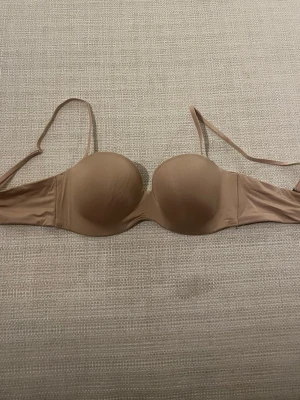 Beige balconette-bh med avtagbara band - Snygg beige balconette-bh med släta kupor och avtagbara, justerbara axelband. Helt oanvänd och är i storlek 75C. Från Lindex💕💕