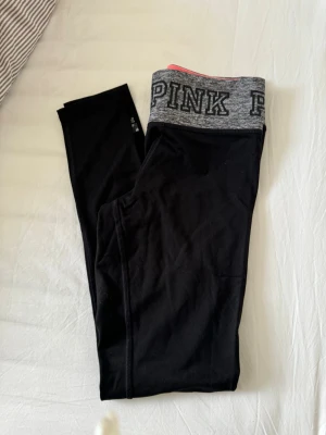 Victorias Secret Pink leggings - De klassiska Victorias secret Pink leggingsen. Knappt använda köpta 2016