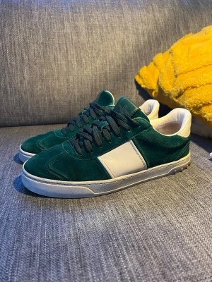 Valentino Flycrew  - Feta gröna flycrews i storlek 42,5. Inget og följs med. 4 nitar saknas. 