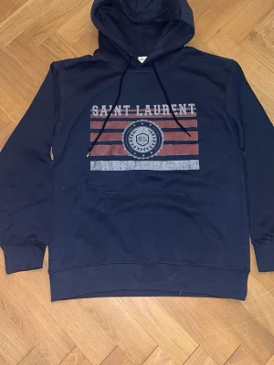 YSL mörkblå hoodie - Storlek S.