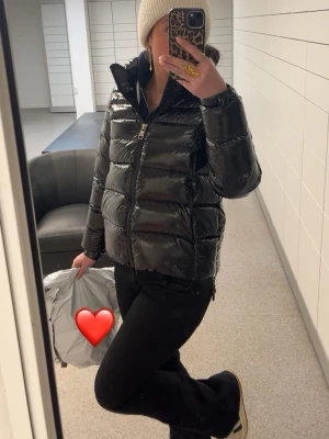 Colmar jacka  - Skit snygg och varm colmar jacka som blivit använd en vinter. Jackan har inte defekter, hål eller liknande. Jackan är äkta och bevis finns. Jackan är i storlek 42 men passar och sitter som en 38. Priser kan diskuteras.❤️❤️🤗🤗😜😜