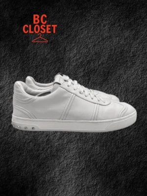 Vita Valentino flycrew läder - Säljer dessa vita Valentino Flycrews i läder! Priset är diskuterbart, hör av dig för frågor och funderingar!✅✅