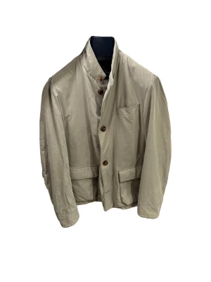  Jacka, Loro Piana - Kör en intresse koll på min beige Loro Piana jacka. Jackan är i mycket bra skick och har varit sparsamt använd. Skriv om du är intresserad!