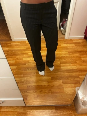kostymbyxor  - Otroligt snygga kostymbyxor med kritstreck, sitter så bra och har skön passform, har tyvärr aldrig använt. Från Stockh LM, jättebra material