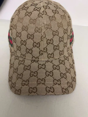 Gucci keps - Fin o ha på sig passar med bilen outfit!!!!                Pris kan diskuteras!!!!