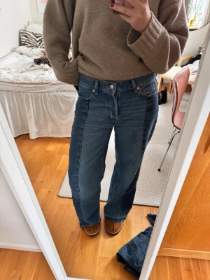 Blå raka jeans  - Säljer ett par blå jeans från H&M med coola detaljer på sidan. Super snygga❤️❤️