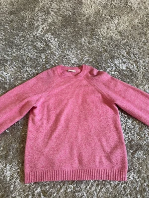 Rosa stickad tröja från ONLY - Söt rosa stickad tröja från ONLY med rund halsringning och ribbade muddar vid ärmslut och nederkant. Perfekt för dig som gillar färg och vill ha något mjukt och bekvämt i garderoben. Storlek 134 - 140. Väldigt snygg o skön men passar tyvärr inte! 💞