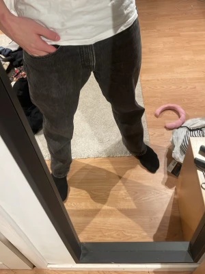 Baggy jeans ifrån Vailent - Ett par snygga baggy jeans ifrån vailent. Riktigt najs tvätt och passar med de mesta. Lite slitna längst nere vid fötterna men inget som man tänker på. Är själv 185 och byxorna är perfekta u längden för mig