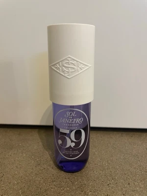 Sol de Janeiro Cheirosa 59 Perfume Mist - Sol de Janeiro Cheirosa 59 Perfume. Jag har endast sprutat med den ungefär 4-5 gånger för att lukta på den!