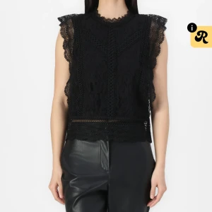 Svart spetsblus från only - Säljer en svart ärmlös blus från only i vacker spets med detaljerade broderier och scallop-kant. Blusen har hög hals och transparent rygg, perfekt för dig som gillar statement-plagg med mycket detaljer. Slut i nästan alla storlekar på hemsidan 