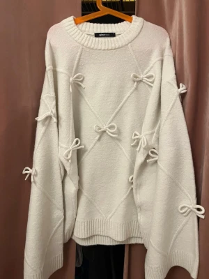 Stickad tröja med rosetter - Vit stickad tröja med rosetter från Gina. Oanvänd då den inte är min stil. 💘 