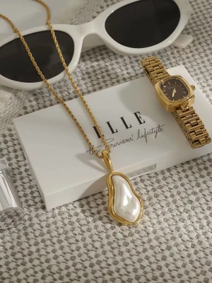 Pärlhalsband i Stål med 18K Pvd Guld, Vattentålig - AFELIA - Vattentåligt och hypoallergent halsband i rostfritt stål med 18k pvd guldplätering.  Smycket är hypoallergent och vattentåligt – perfekt för daglig användning, även i dusch, träning eller på resa och är lämpliga även för känslig hud.  Material: Rostfritt stål Plätering: 18k pvd guldplätering Pärlor: imitationpärlor Längd: 50+5 cm Vikt: 16-17 g